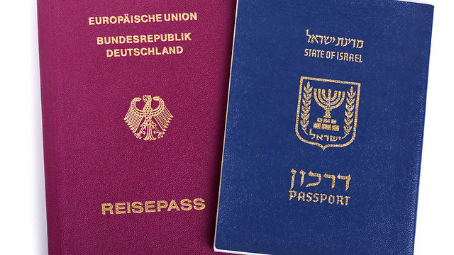הדרך קלה יותר. דרכון גרמני וישראלי  (צילום: shutterstock) (צילום: shutterstock)