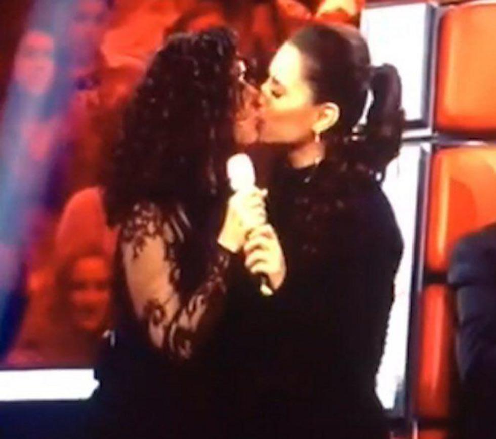 מירי מסיקה וריטה מתנשקות בשידור חי ()