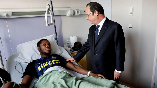הולנד מבקר את תאו השבוע בבית החולים (צילום: AFP) (צילום: AFP)