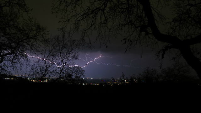 בערב: סופת ברקים בקריית טבעון (צילום: אייל אלישר) (צילום: אייל אלישר)