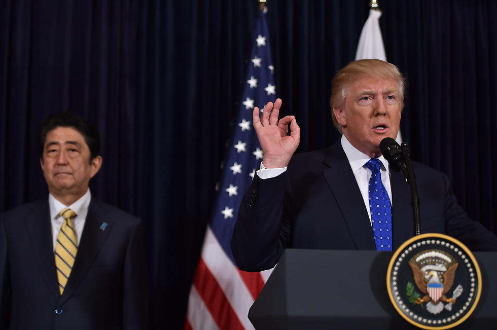 נשיא ארה"ב דונלד טראמפ וראש ממשלת יפן שינזו אבה (צילום: AFP) (צילום: AFP)