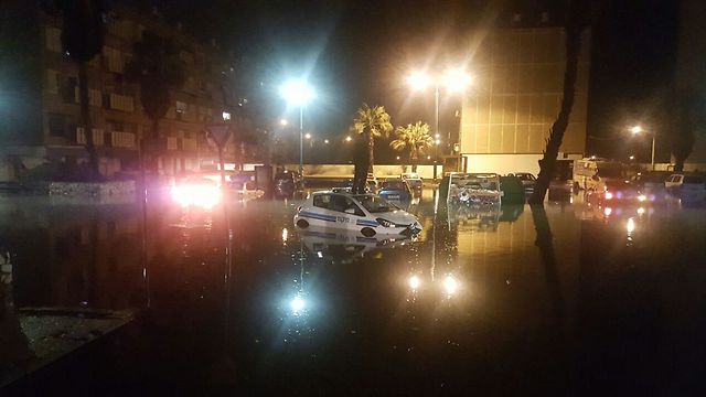 Floods in Kiryat Yam (Photo: Tunnel flooded in Haifa (Photo: Haifa Coastal District Fire Department))