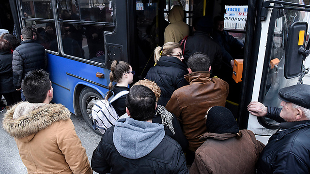 תושבי האזור מפונים באוטובוסים (צילום: AP) (צילום: AP)