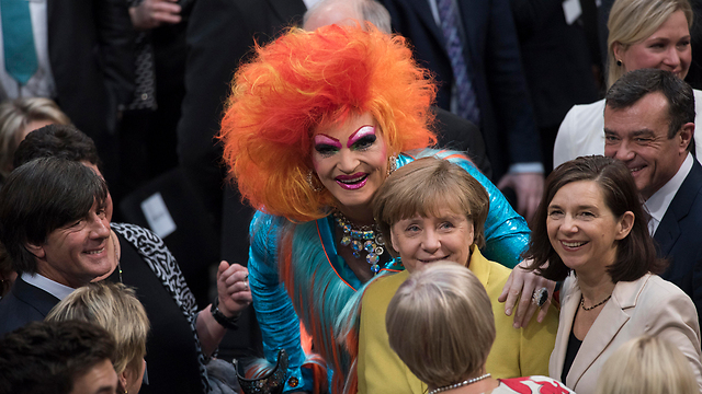 גם הקנצלרית קיבלה חיבוק מהדראג קווין. משמאל: מאמן נבחרת גרמניה יואכים (יוגי) לב (צילום: gettyimages) (צילום: gettyimages)
