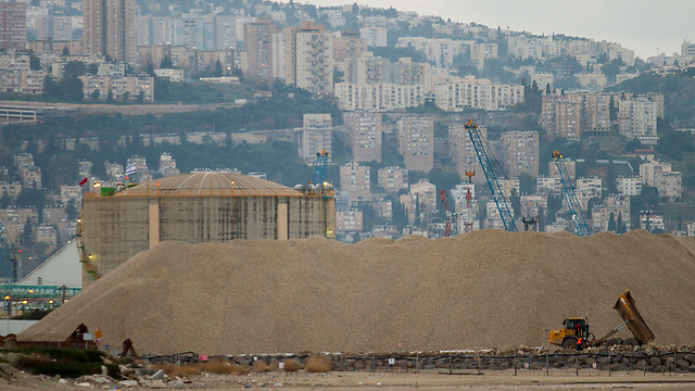 מכל האמוניה במפרץ חיפה (צילום: עידו ארז) (צילום: עידו ארז)