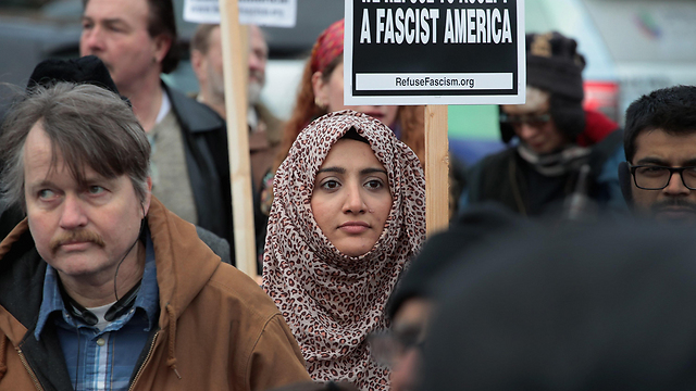 "המאיימים הם לא גורמי שוליים". הפגנה נגד מדיניות המוסלמים של טראמפ (צילום: AFP) (צילום: AFP)
