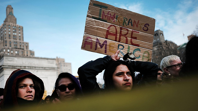 "מהגרים הם אמריקה". מפגינים בניו יורק (צילום: AFP) (צילום: AFP)