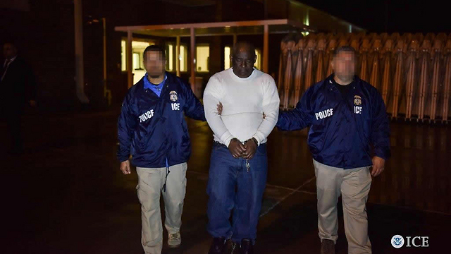 מהגר מהרפובליקה הדומיניקנית שנאשם ברצח וגורש לארצו לאחר מעצרו בניו יורק (צילום: AFP) (צילום: AFP)