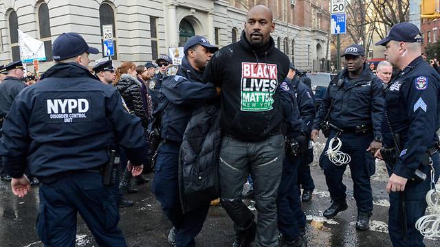 מעצר מפגין בניו יורק (צילום: רויטרס) (צילום: רויטרס)