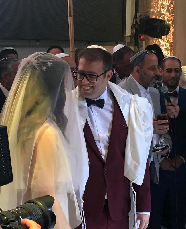 מתחת לחופה. מברוק מתחת לחופה. מברוק