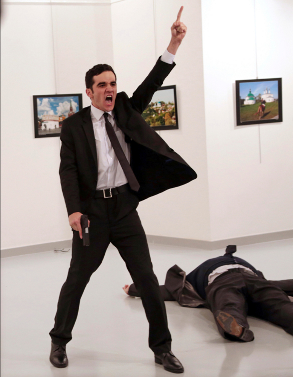 תמונת החדשות הטובה ביותר. הרגע שאחרי ההתנקשות בשגריר הרוסי קרלוב (צילום: AP) (צילום: AP)
