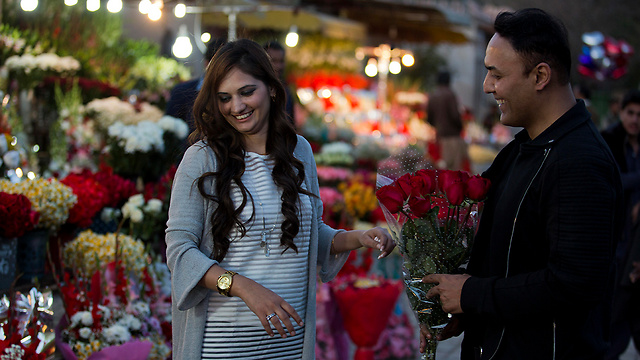 אסור לחגוג, אבל מותר לקנות פרחים. היום בבירת פקיסטן (צילום: AP) (צילום: AP)