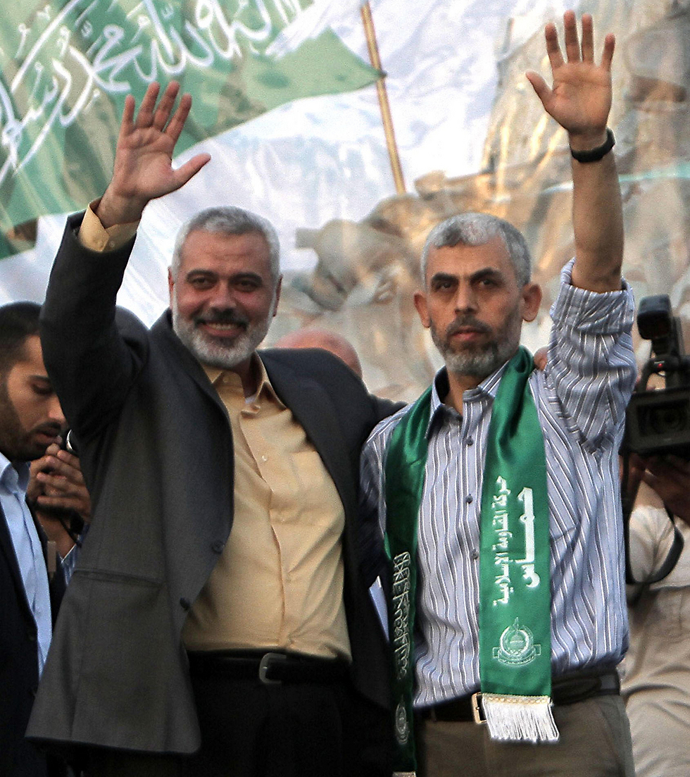 Hamas political and military leaders Ismail Haniyeh (L) and Yahya Sinwar (צילום: AFP)