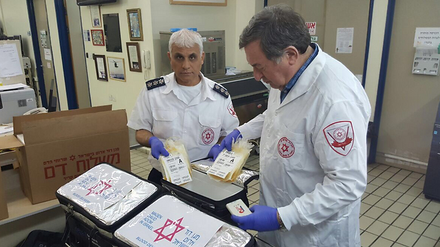 Preparing the blood for transport (Photo: MDA)