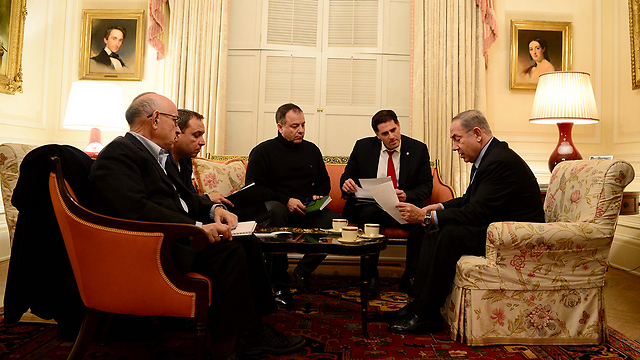 Netanyahu prepares with his advisors ahead of meeting with President Trump (Photo: Avi Ohion/GPO)