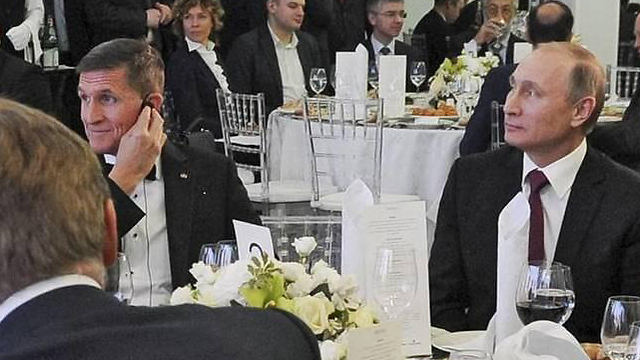 התפטר בגין קשריו עם רוסיה. משמאל - פלין, מימין - נשיא רוסיה פוטין, בדצמבר 2015 ()