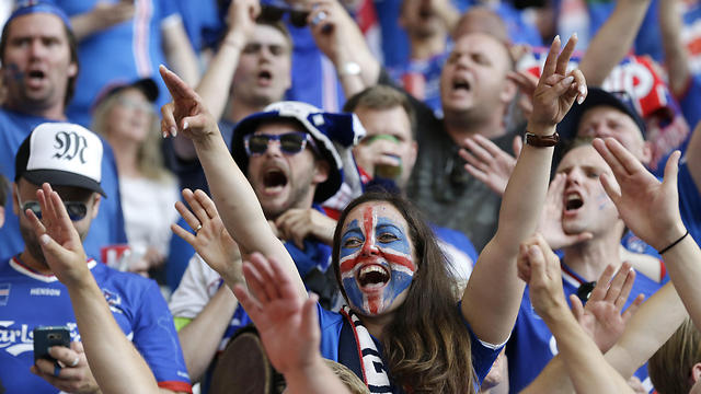 ברוסיה, או מול המסך. אוהדי איסלנד (צילום: AP) (צילום: AP)