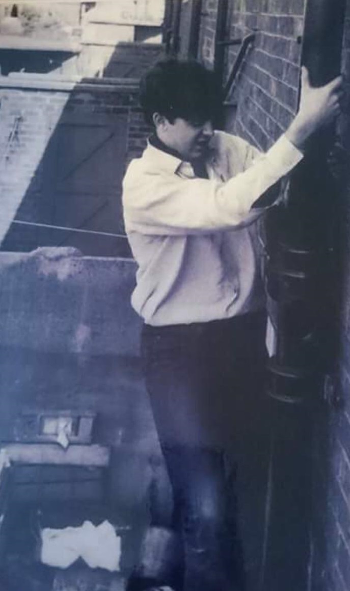 נהגת המונית הבטיחה תמונה, וקיימה: מקרטני אוהב את המרזב שעל קיר בית ילדותו (צילום: אוסף פרטי) (צילום: אוסף פרטי)