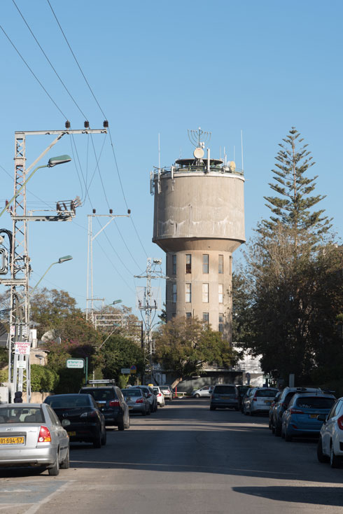 מגדל המים הוא סמל השכונה. ברוטליזם ישראלי ברוח התקופה (צילום: ליאור גרודמן)