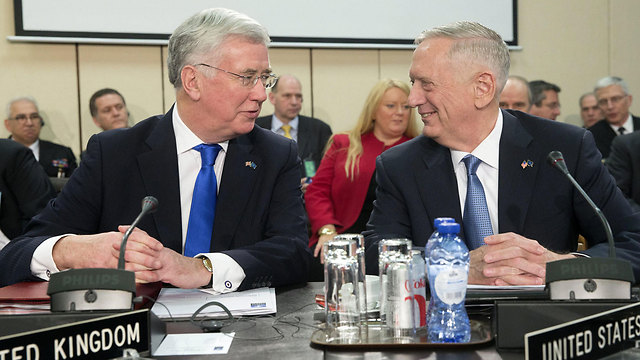 מאטיס (מימין) עם שר ההגנה הבריטי מייקל פאלון, היום (צילום: EPA) (צילום: EPA)