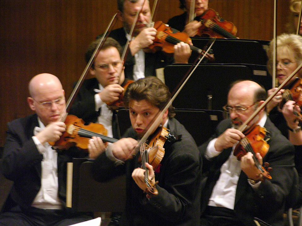 Израильский филармонический оркестр, солирует Юлиан Рахлин. Фото: "Едиот ахронот"