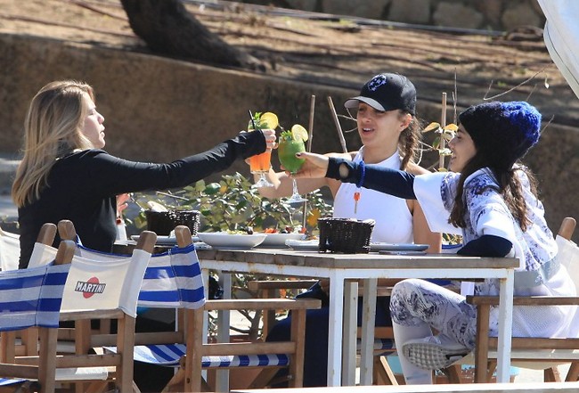 צ'ירס ליידיז! שלומית מלכה ושיר מורנו פותחות שולחן (צילום: מוטי לבטון) צ'ירס ליידיז! שלומית מלכה ושיר מורנו פותחות שולחן (צילום: מוטי לבטון)