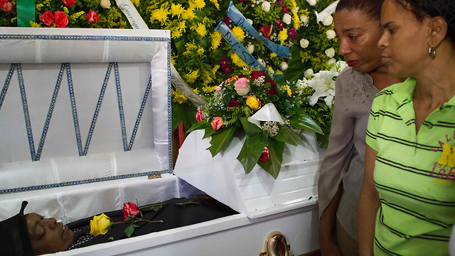גופתו של מדינה בטקס האשכבה (צילום: AFP) (צילום: AFP)