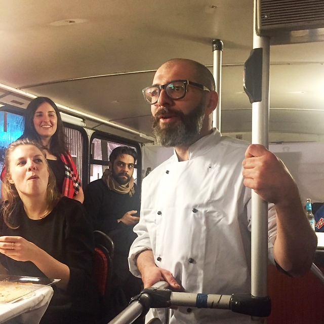 ג'ליל דביט באוטובוס החברתי של ברלין. אוכל מגשר בין עמים (צילום: חזי מנע)