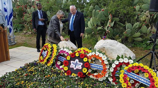 נשיא המדינה ורעייתו ליד קבר אריאל שרון ורעייתו לילי (צילום: רועי עידן) (צילום: רועי עידן)
