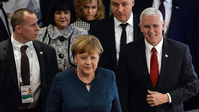 הקנצלרית מרקל עם סגן נשיא ארה"ב פנס, היום במינכן ()