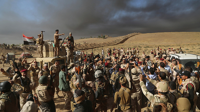 חיילים עיראקים בתחילת המבצע באוקטובר (צילום: AP) (צילום: AP)