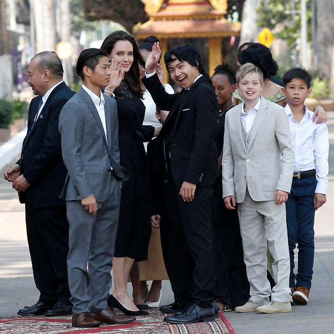 Анджелина Джоли с детьми. Фото: EPA