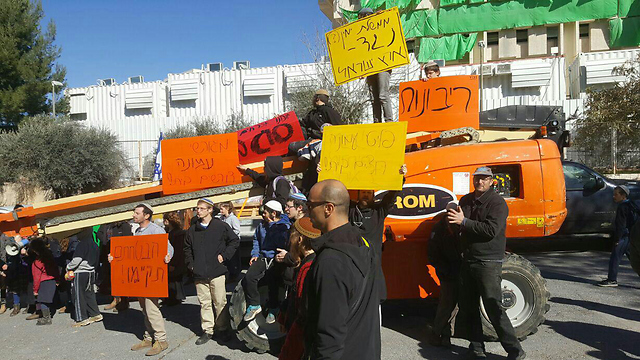 Demonstrators protest in favor of Amona settlers outside the Prime Minister's Office (Photo: the Fight for Amona) (Photo: Mateh Amona)