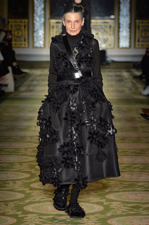יוצאת דופן בשבוע האופנה של לונדון: סימון רושה מעלה למסלול נשים מבוגרות (צילום: Gettyimages)