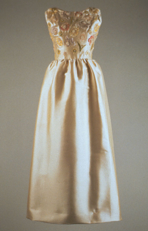 אלגנטיות שנשכחה בבית האופנה. שמלה בעיצובו של הובר דה ז'יבנשי (צילום: Gettyimages)