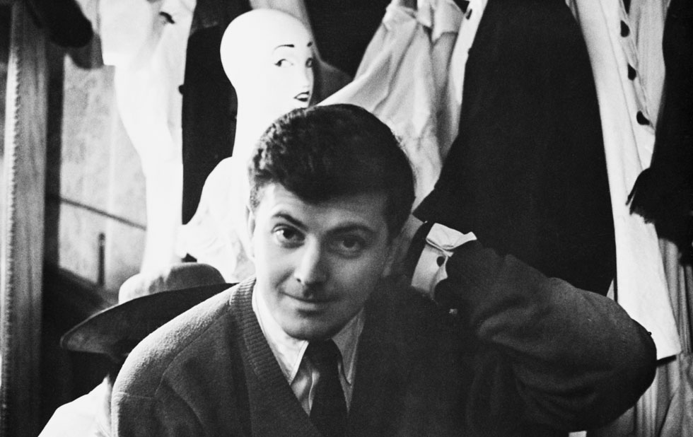 בגיל 25 פתח את בית האופנה הנושא את שמו, והיה למעצב הצעיר ביותר המחזיק בית אופנה בפריז. 1955 (צילום: Gettyimages)