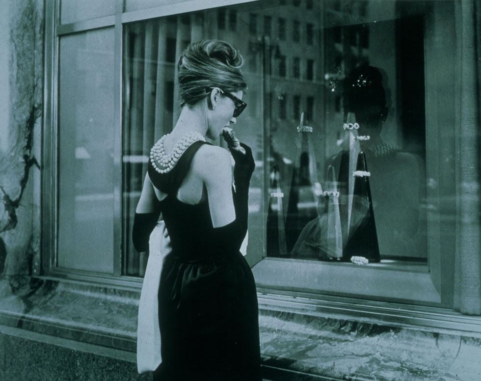 הפבורן בתפקיד הולי גולייטלי, בסצנה המפורסמת מתוך "ארוחת בוקר בטיפאני". אחת השמלות האיקוניות ביותר במאה ה-20 (צילום: rex/asap creative)