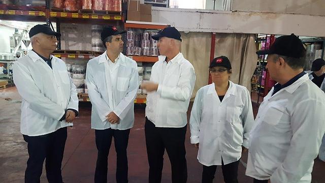 שר הכלכלה, אלי כהן בביקורו במפעל מיה (צילום: יח"צ) (צילום: יח