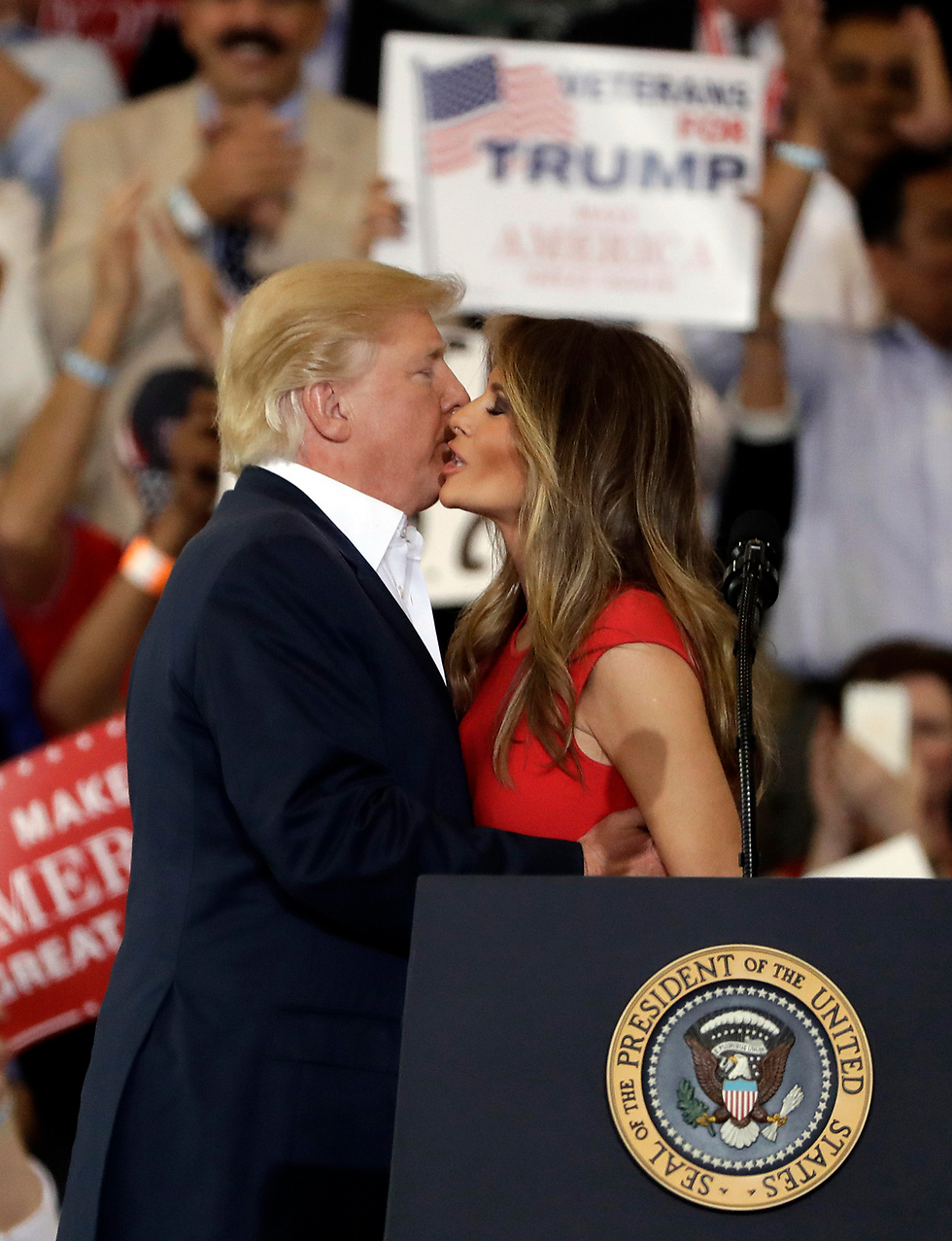 העצרת נפתחה בנשיקה נשיאותית (צילום: AP) (צילום: AP)