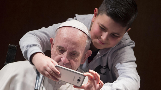 סלפי עם הכס הקדוש. האפיפיור וילד ברומא (צילום: EPA) (צילום: EPA)