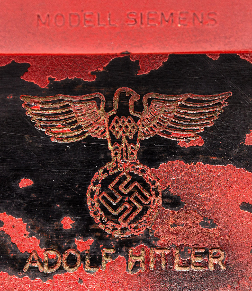 שמו על היטלר, "עיט הרייך" וצלב קרס חרוטים על הטלפון (צילום: EPA) (צילום: EPA)