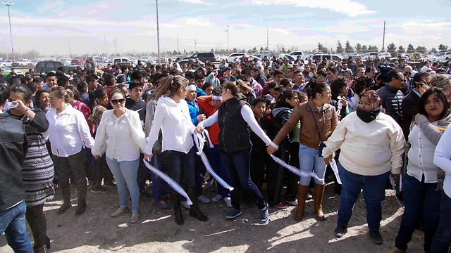 מכסיקנים מפגינים נגד טראמפ והחומה (צילום: EPA) (צילום: EPA)