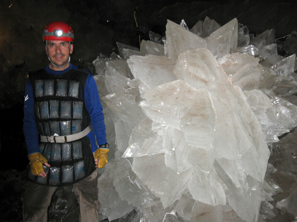 שמו קוביות קרח מתחת לחליפות. החוקרים במערה (צילום: AP, Mike Spilde) (צילום: AP, Mike Spilde)