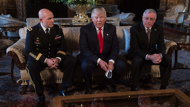 מימין לשמאל: קלוג, טראמפ ומקמאסטר  (צילום: AFP) (צילום: AFP)