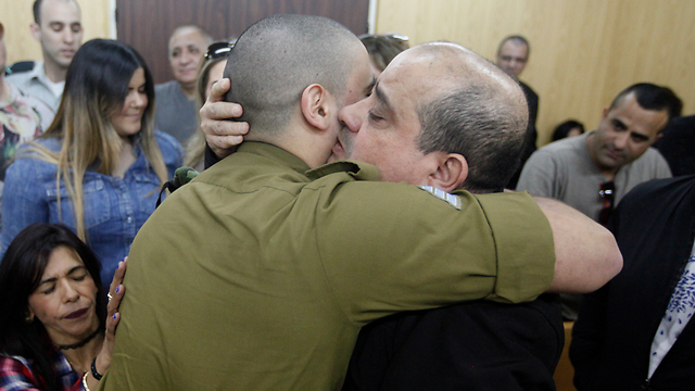 Эльор Азария обнимается с отцом. Фото: Томер Апельбаум