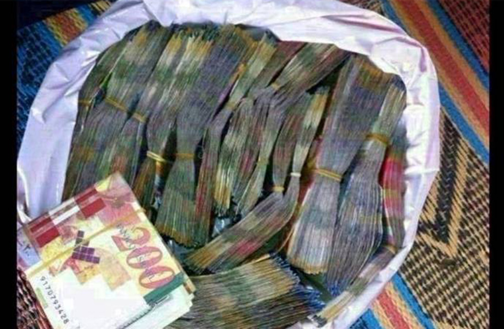 עדות מצולמת על כסף מזומן שהועבר בעסקת סמים ()