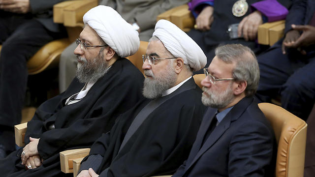 נשיא איראן חסן רוחאני, יו"ר הפרלמנט האיראני עלי לריג'אני וראש מערכת המשפט אייתוללה סאדק לריג'אני, היום בוועידה (צילום: AP) (צילום: AP)