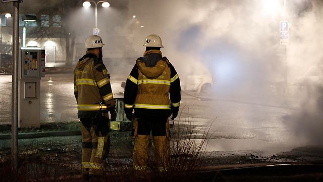 במהלך מהומות מהגרים בפרבר של שטוקהולם הוצתו חנויות (צילום: AP) (צילום: AP)