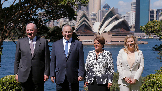 בנימין ושרה נתניהו עם המושל הכללי האוסטרלי פיטר קוסגרוב ורעייתו (צילום: AP) (צילום: AP)