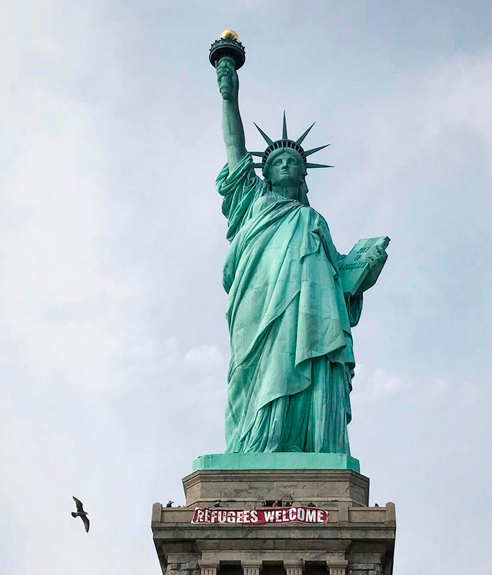 לפי החוק, אסור לתלות על פסל החירות שום דבר (צילום: AP) (צילום: AP)